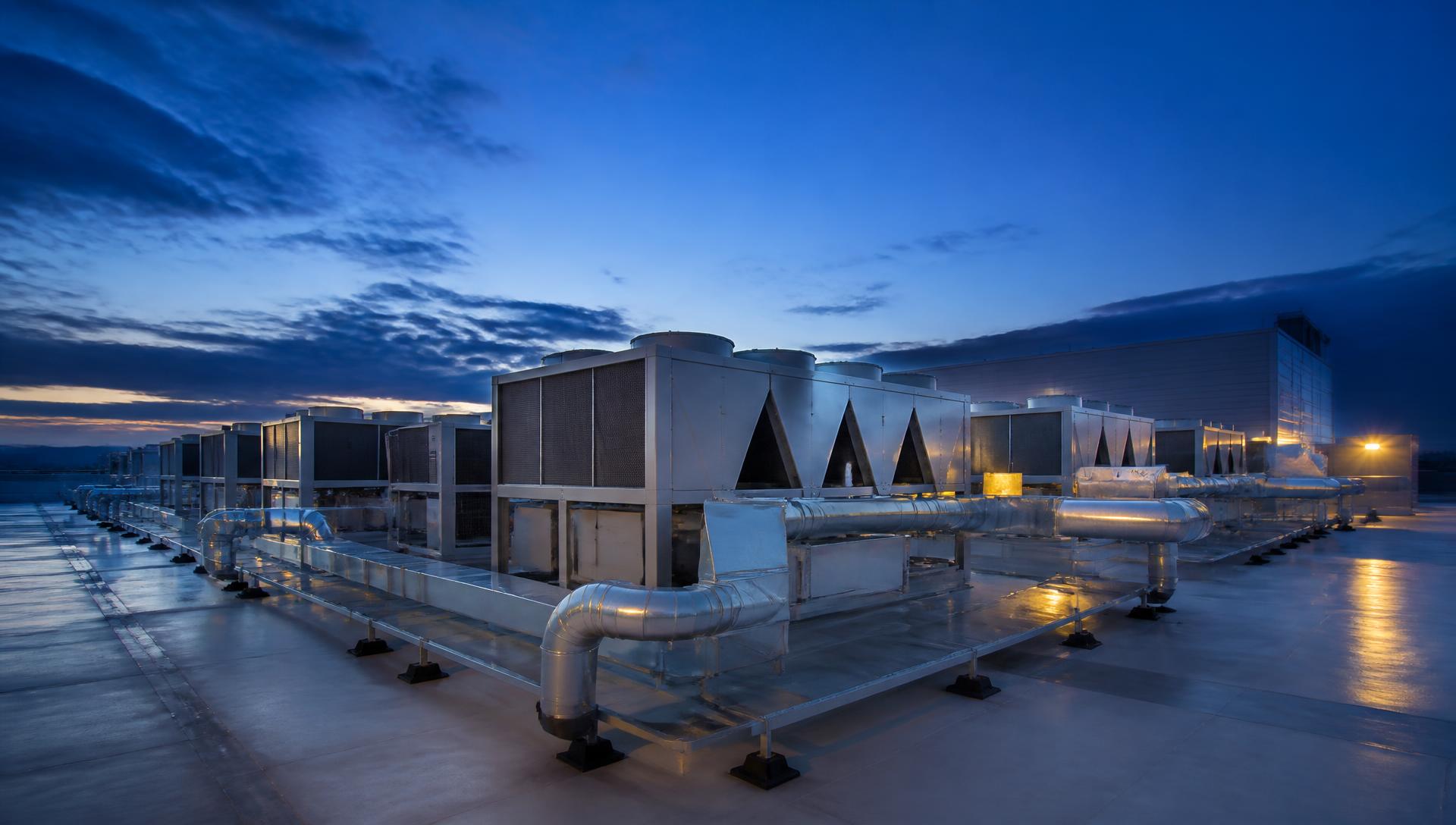 Instalación industrial de equipos HVAC y chillers en azotea de una planta
